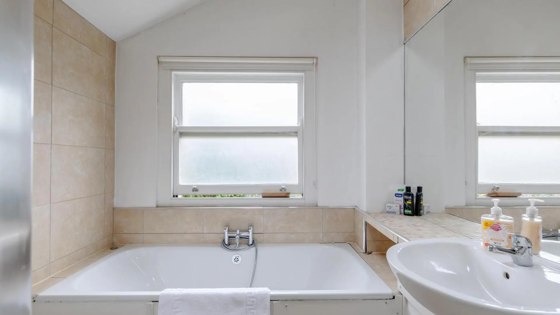 Charming 3Bd Flat - 5 Minutes To Victoria Park Apartment London United Kingdom